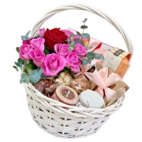 Подарочная корзина с розами "Вкусный подарок" Подарочная корзина с розами "Вкусный подарок"